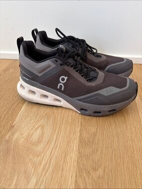 On Running Women’s Athletic Shoes in Charcoal Gray and Black